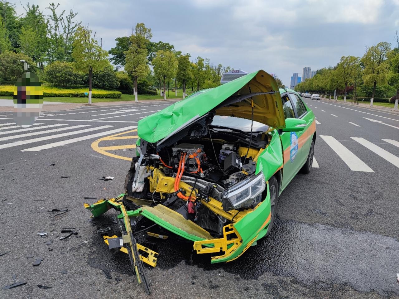 电动车遭出租车侧面高速撞击，车内一家四口安全！